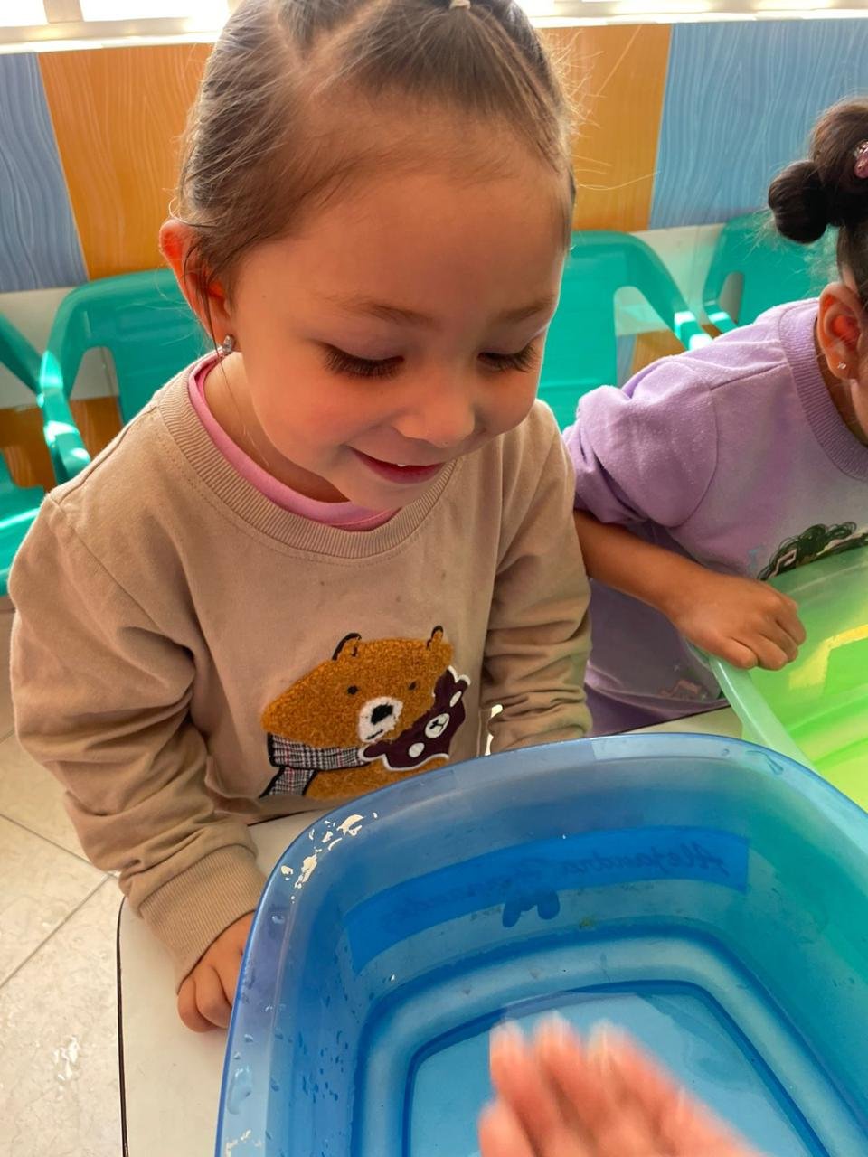 Niña explorando el Proyecto de Robótica